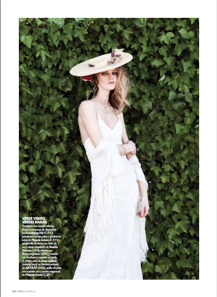 Foto de una novia en fondo de hojas verde